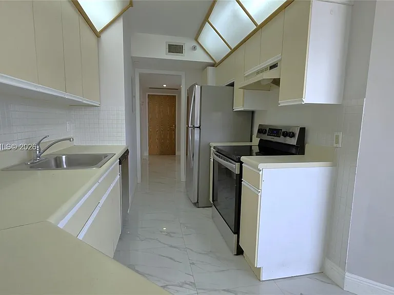 3610 Yacht Club Dr #615 — Photo 6