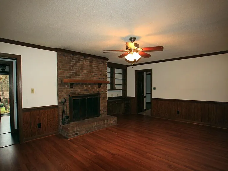 1406 Bloomingdale Dr — Photo 8
