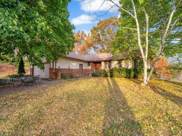 1581 S Hickory Ridge Rd, Milford, MI 48380