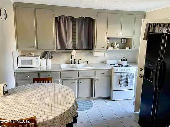 3rd image of 4808 Lawnview St #B