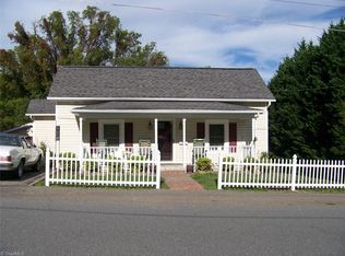 1009 Spring St, Mount Airy, NC 27030