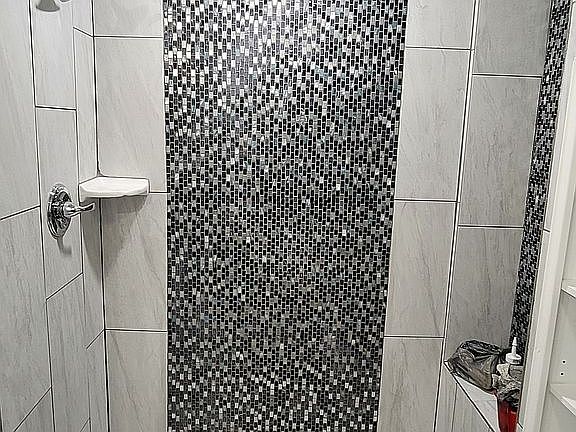 5 ft shower w seat basement 