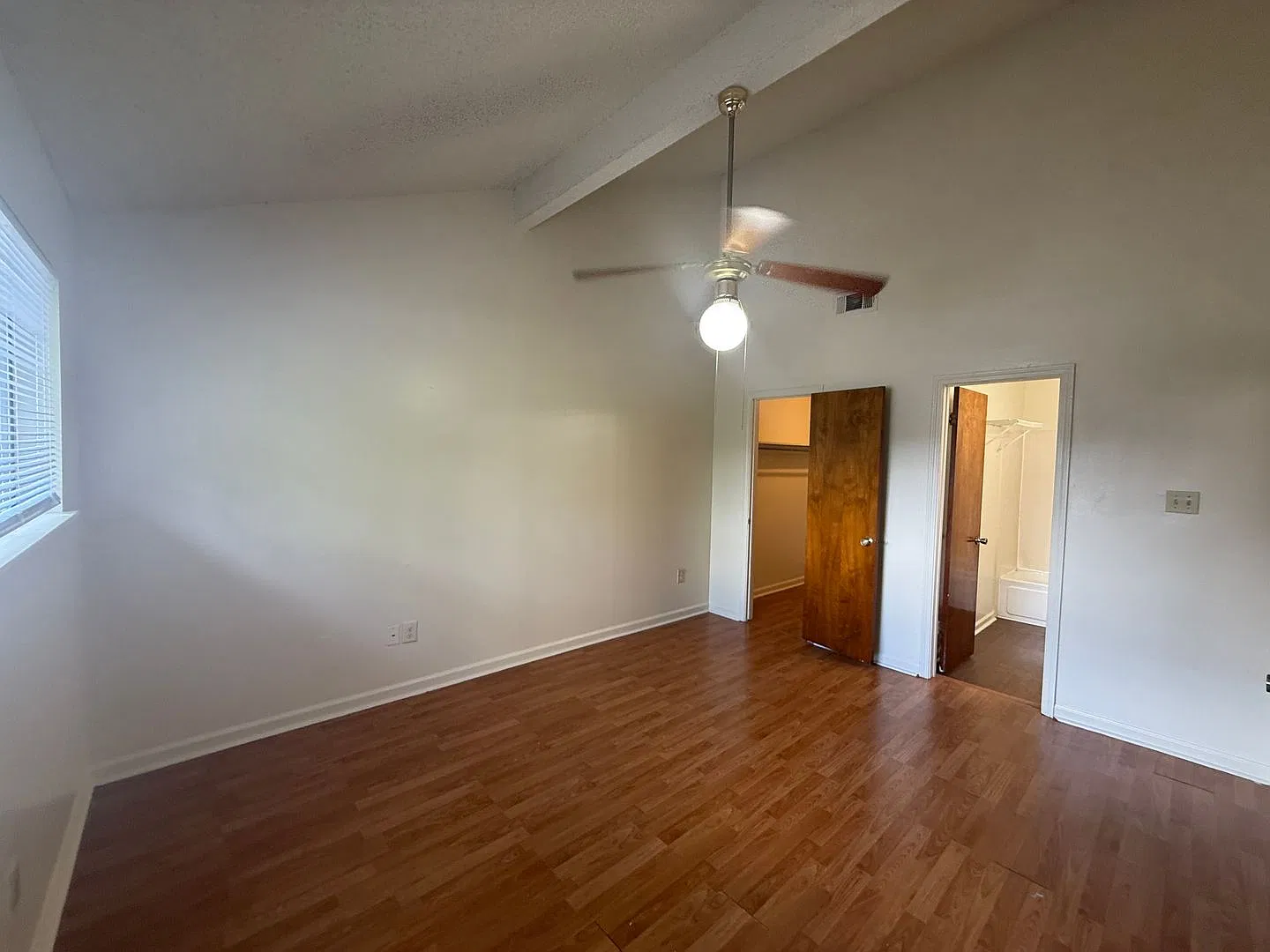 Beautiful and spacious townhome with cathedral ceilings. Ready for you to make it home. — Photo 2