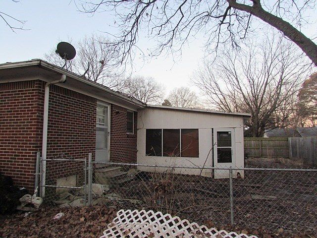 2nd image of 920 Sam Houston Dr