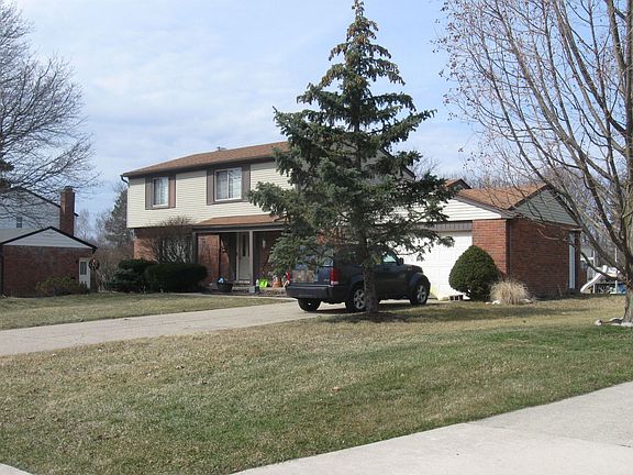 2nd image of 4910 Thorntree Dr