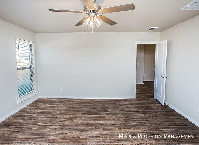 2035 Kenwood Ave — Photo 25