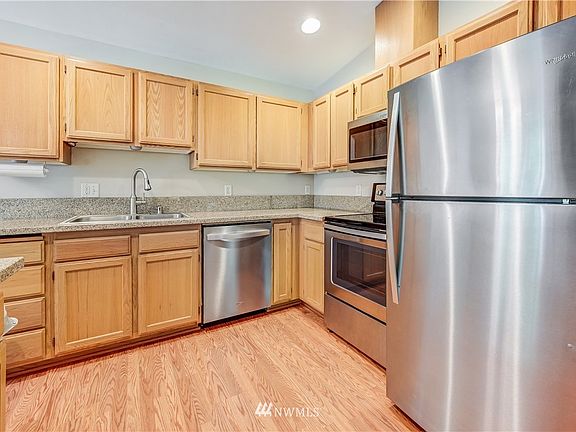 New granite couter tops & Stainless Steel appliances