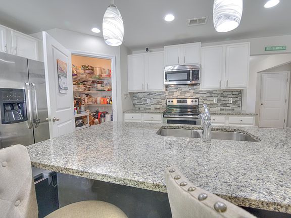 4th image of 208 Oak Leaf Dr.