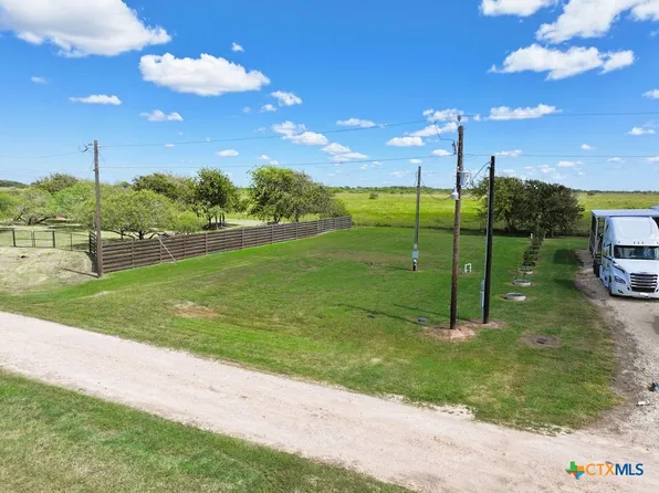 9 Squid Ln, Palacios, TX 77465