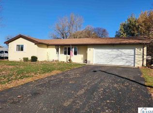 524 Hiawatha Dr, Saint Clair, MN 56080