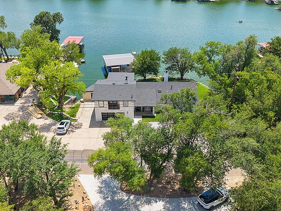 4th image of 320 N Shore Dr