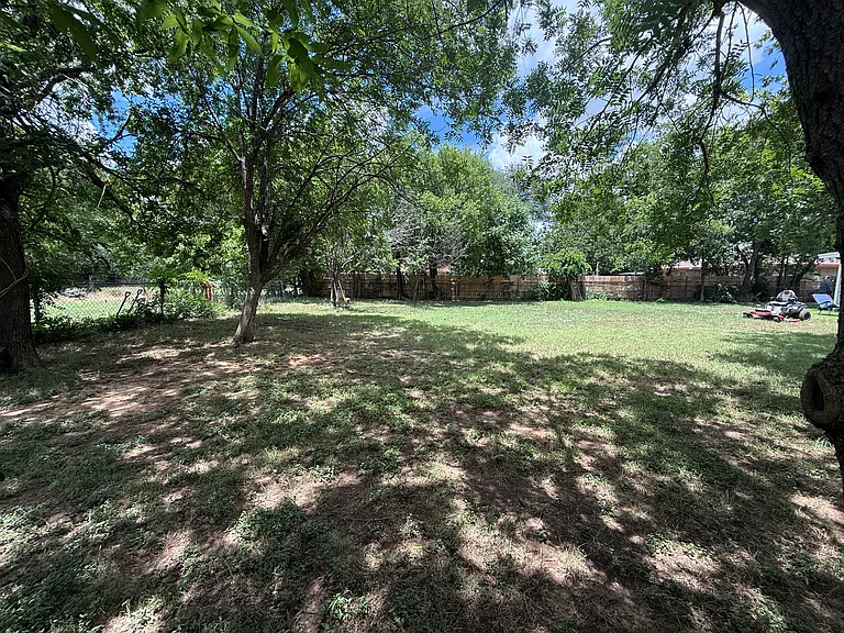 1750 N Graham St — Photo 15