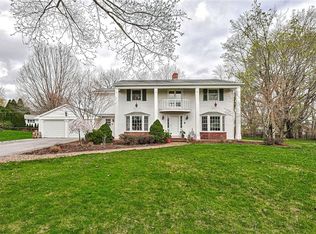 6 Brakenberry Rd, Pittsford, NY 14534