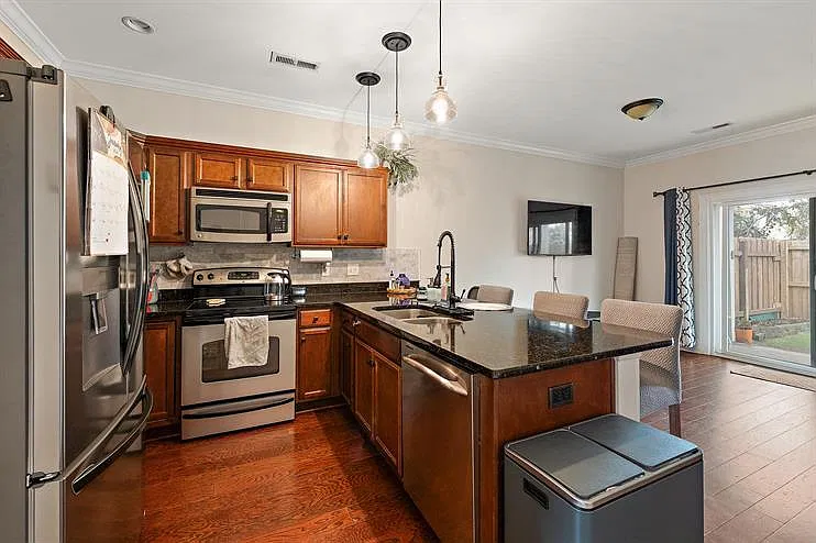 3 bed, 3.0 bath, 1379 sqft, $2,995 — Photo 2