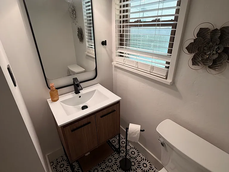 676 Elizabeth St — Photo 13