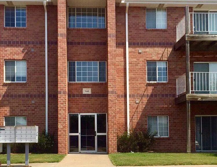 Embassy Park Apartments — Photo 14
