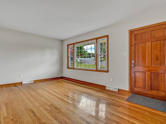 3rd image of 908 Emerald Dr
