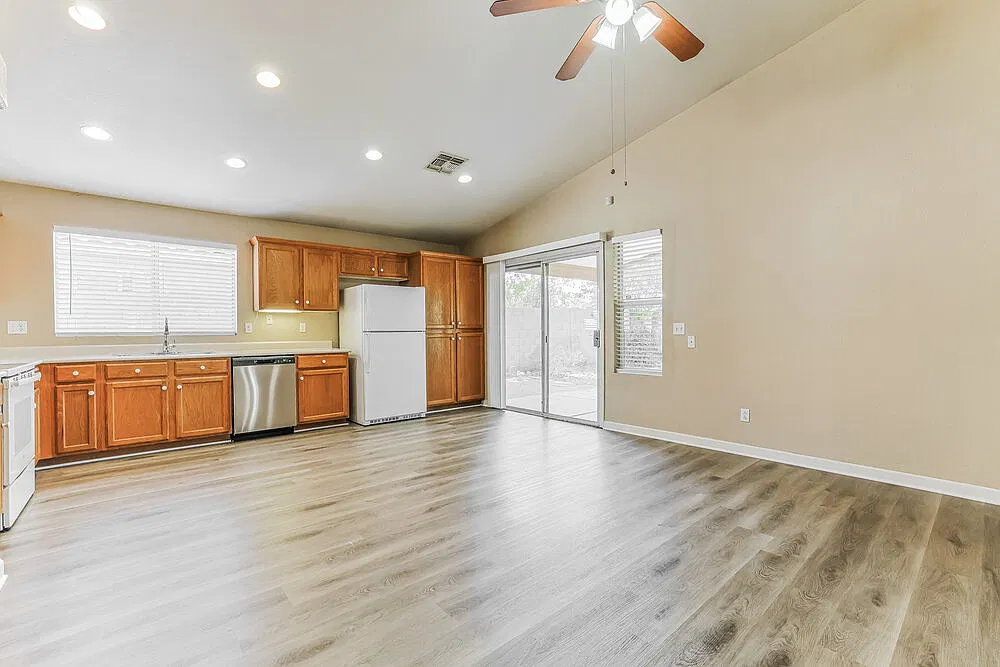 3 bed, 2.0 bath, 1302 sqft, $2,215 — Photo 3