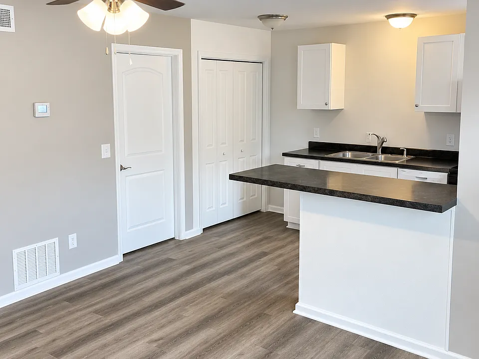 1006 W Main St #4