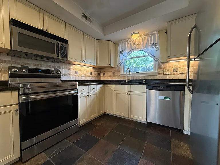 947 Washington St #2 — Photo 5
