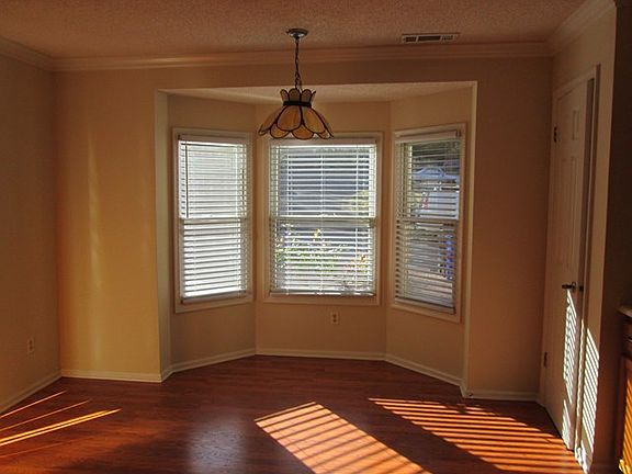 5th image of 208 Woodcastle Dr