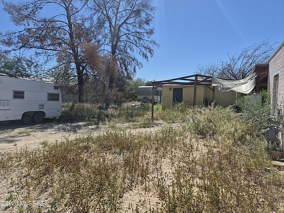 2nd image of 242 E Jacinto St