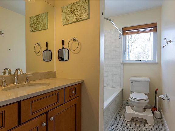 5th image of 439 Julian Pl