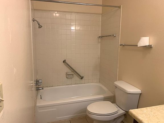 5th image of 3805 N Rockwell Ave #216