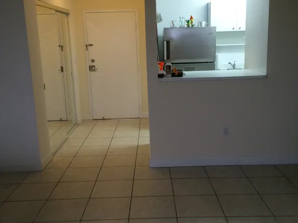 8261 NW 8th St APT 429, Miami, FL 33126