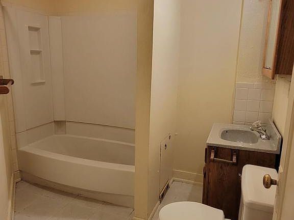 3rd image of 1053 Highland Ave