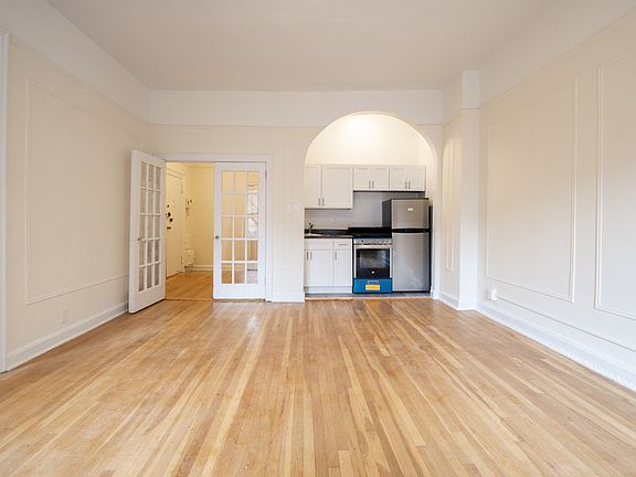 4th image of 207 W 14th St APT 4F
