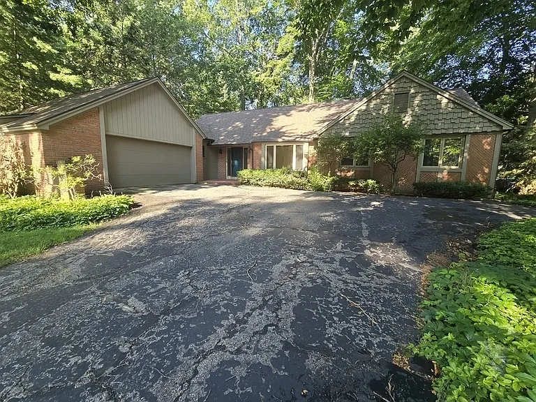 1268 Oakhampton Rd — Photo 2