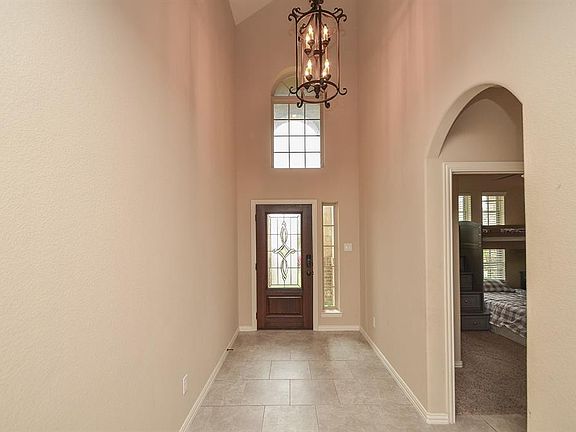 WoW factor as you come into this grand entrance with high ceilings plenty of space to decorate! This space is for your imagination!