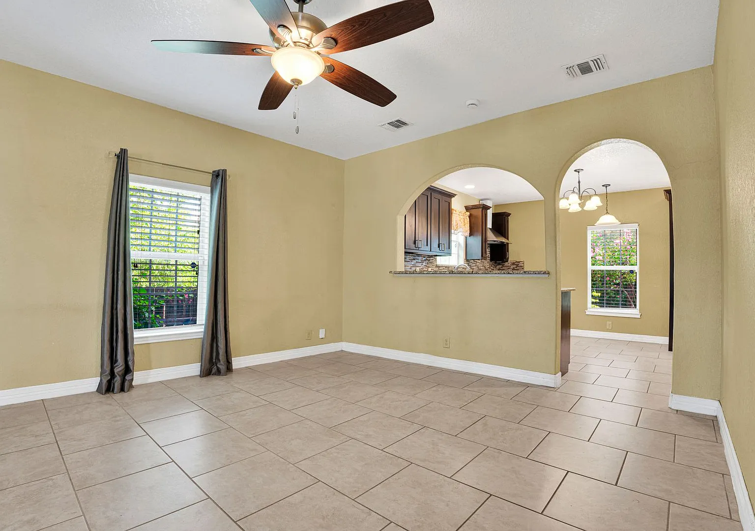 Charming 4-Bedroom Home near Downtown SA! — Photo 4