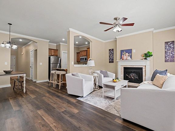4th image of 104 Venezia Ln