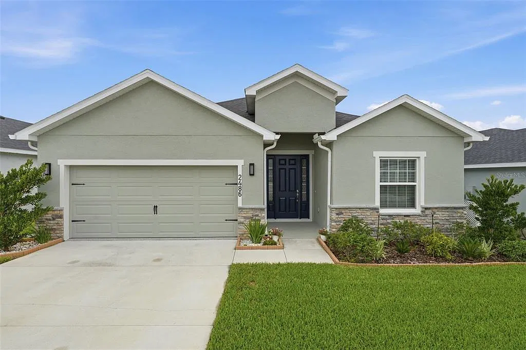 3 bed, 2.5 bath, 2092 sqft, $2,400 — Photo 1