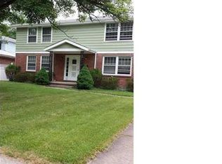 30 E Summerset Ln, Amherst, NY 14228