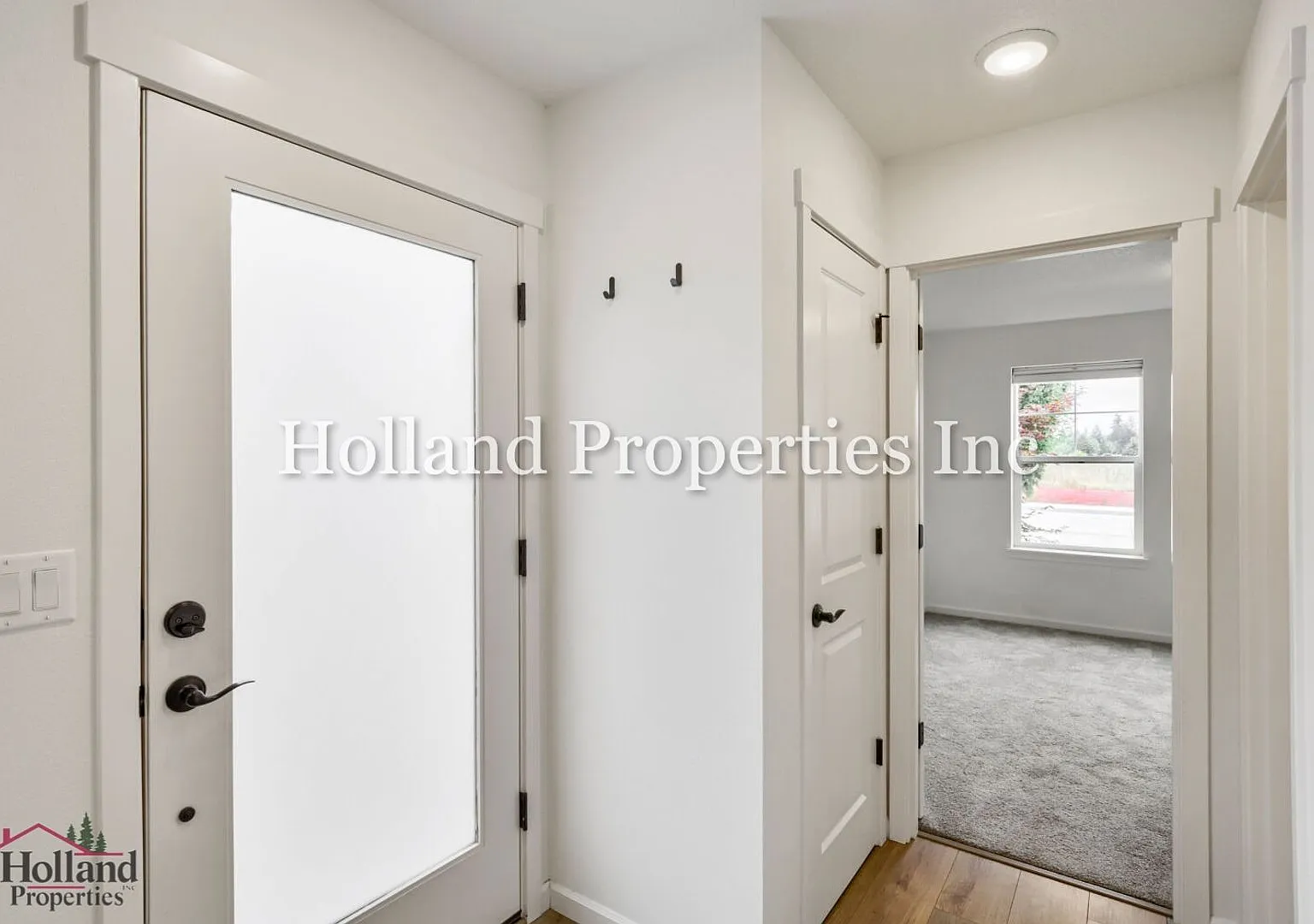 Stylish 2-Bedroom Home with Modern Finishes in Prime Hillsboro Location — Photo 3