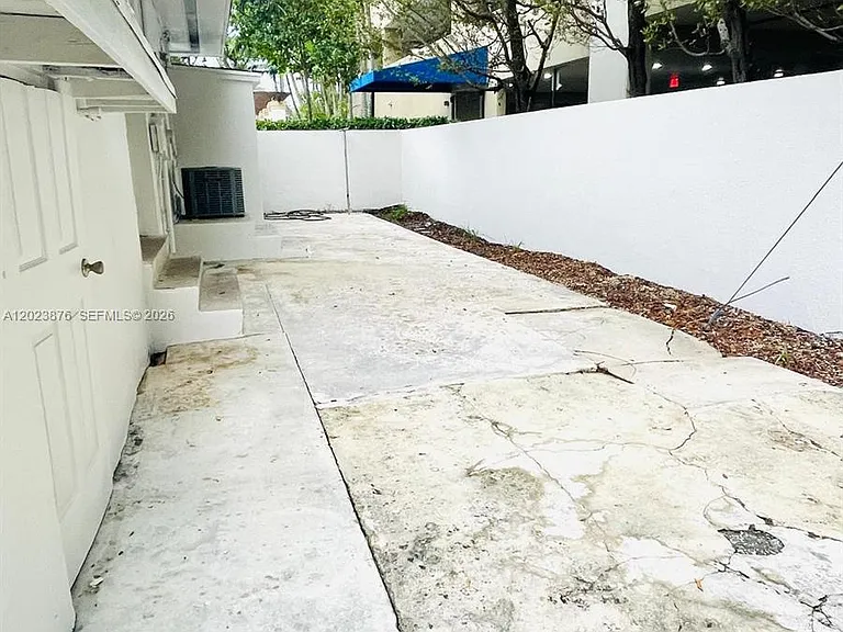 1020 SW 36th Ct — Photo 33