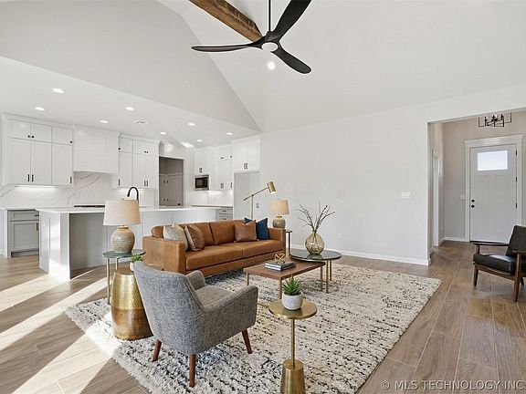 3rd image of 2116 E 45th Cir