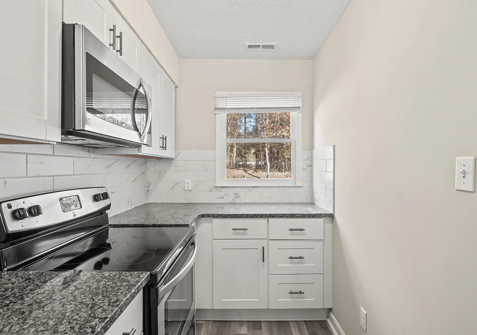 Delightful Two bedroom townhouse available NOW — Photo 3
