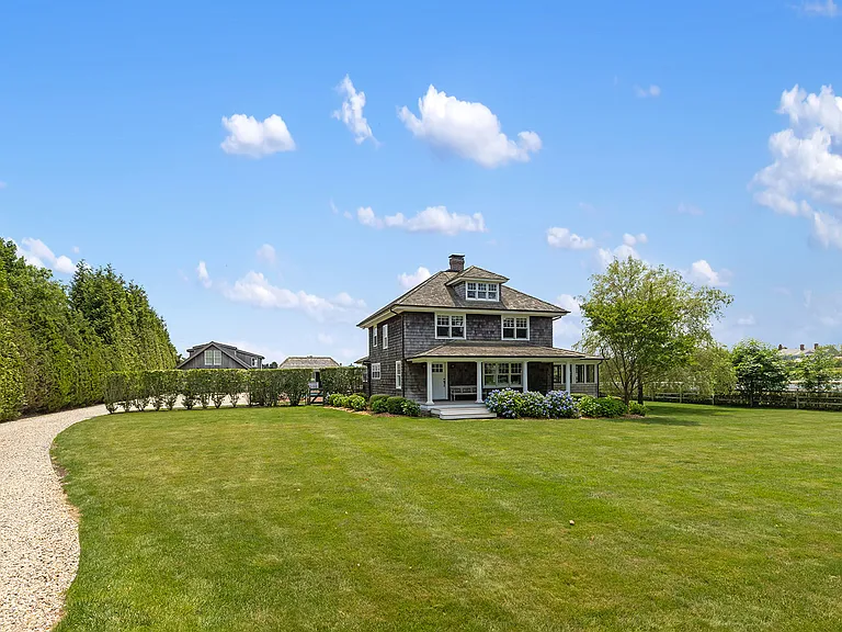 201 Hedges Ln — Photo 3