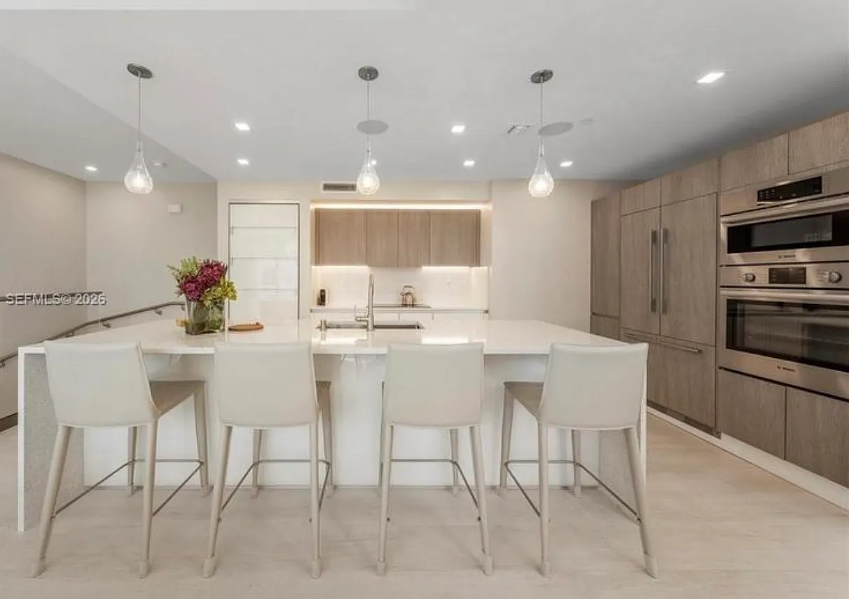 3 bed, 3.5 bath, 2561 sqft, $13,500 — Photo 4
