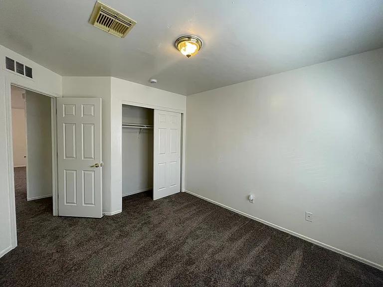 114 E Medina Rd — Photo 11