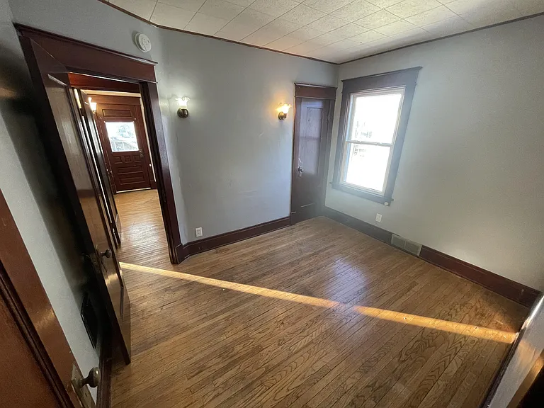 418 Colvin Ave — Photo 36