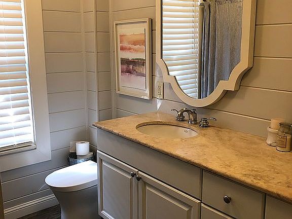 Full bath, main level