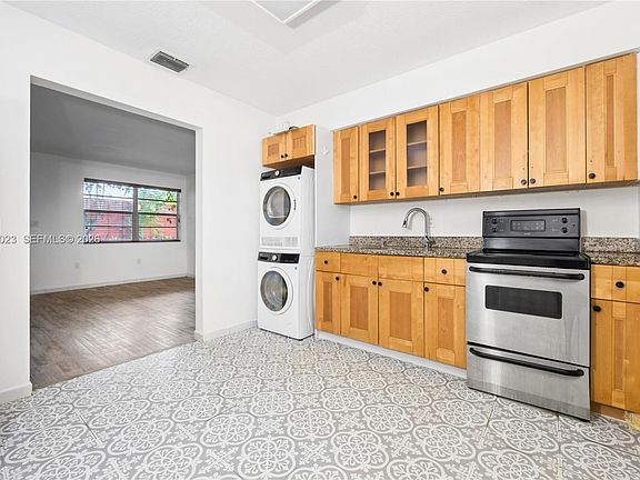 4th image of 2928 Louise St #30