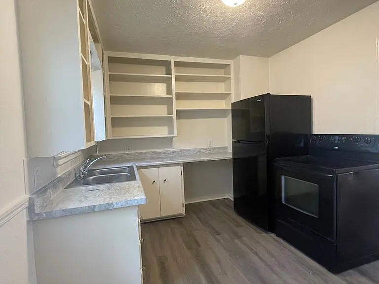 307 W McGee St — Photo 8