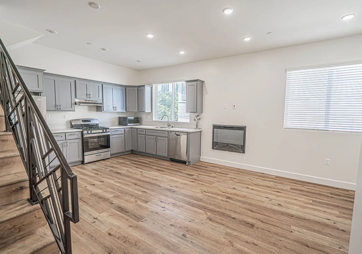 Beautiful 1-Bedroom Condo with an Office Space in Sherman Oaks! — Photo 3