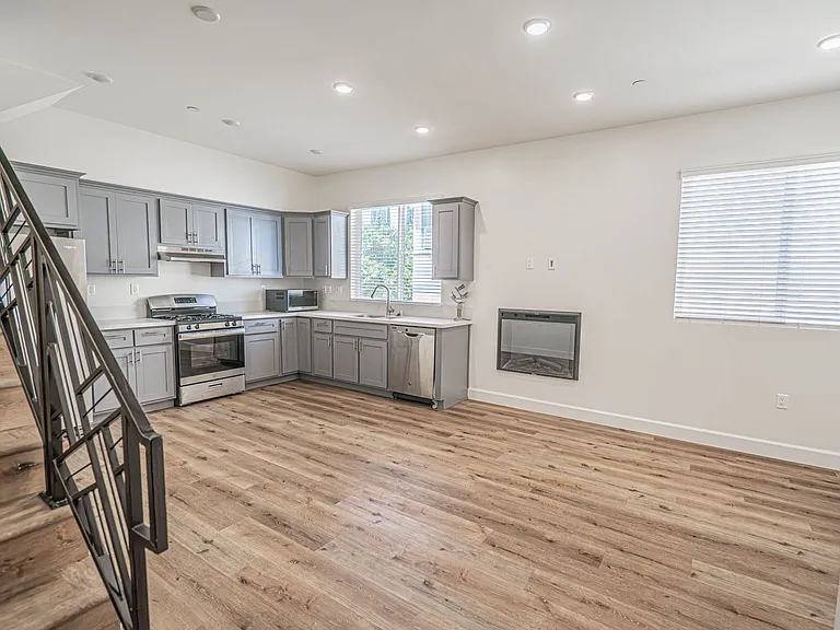 14550 Burbank Blvd #102 — Photo 3
